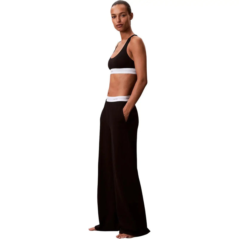 Schwarze, weit geschnittene Jerseyhose aus Baumwolle für Damen mit weißem Calvin Klein Logo-Bund (für Unterwäsche geeignet).