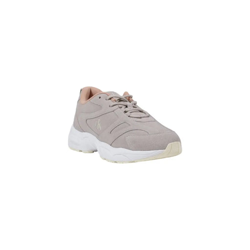 Calvin Klein Damen-Sneaker aus grau-taupefarbenem Wildleder mit klobiger weißer Sohle und passender Schnürung aus Synthetik