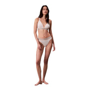 Eine Frau trägt ein weißes, leicht gefüttertes Triangel-Bikini-Set aus Baumwolle mit elastischen Trägern mit Calvin Klein-Logo.