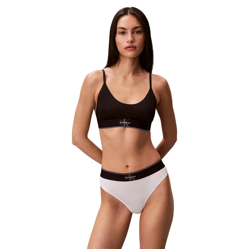 Schwarz-weißes Calvin Klein Damen-Unterwäsche-Set bestehend aus einem Polyester-Tanga mit klassischem Logo am Trägerband und Bund