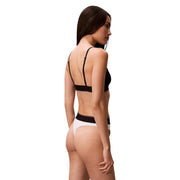 Calvin Klein Damenunterwäsche, weißer Polyester-Tanga mit schwarz-weißem zweiteiligem Dessous-Set mit dünnen Trägern und kontrastierendem Band