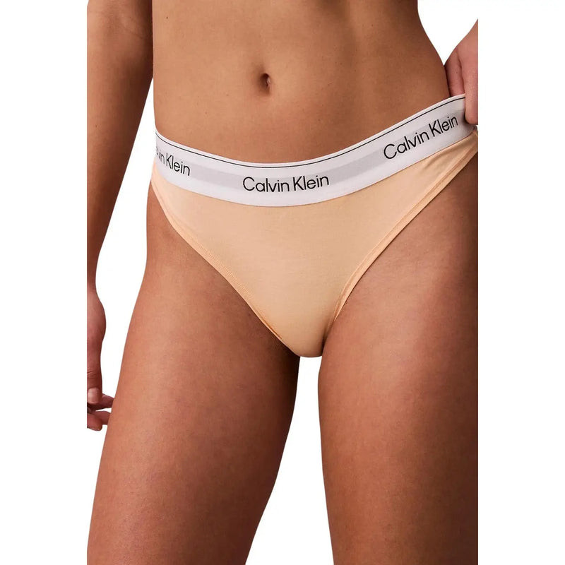 Beigefarbener Calvin Klein Polyester-Tanga mit weißem Bund und von hinten sichtbarem schwarzem Calvin Klein-Logo.
