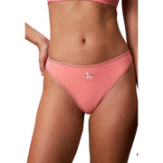 Weißer Polyester-Tanga von Calvin Klein für Damen mit pinkfarbenem Bikinihöschen, Ziernähten und gesticktem Logo.