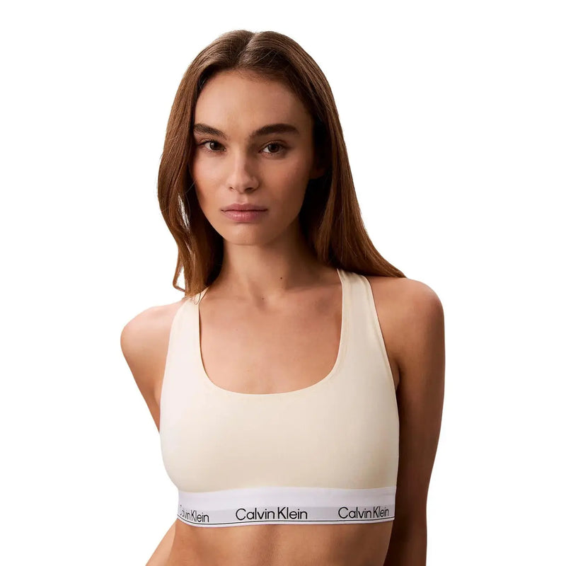 Cremefarbener, ungefütterter Sport-BH von Calvin Klein mit weißem elastischem Modal-Baumwollband und Markenlogo
