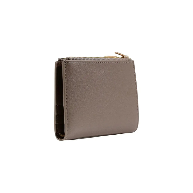Eine elegante, taupefarbene Ledergeldbörse mit Reißverschluss von Calvin Klein mit goldfarbenem Reißverschlussanhänger und beigefarbenen Reißverschlusstaschen, 11,5 x 7,5 x 2 cm