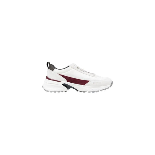 Weiße Wildleder-Sneaker von Calvin Klein für Damen mit burgunderroten Akzenten und klobiger Sohle für einen stilvollen Freizeitlook