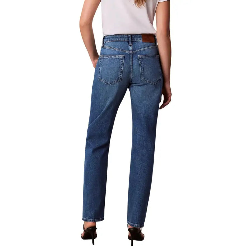 Calvin Klein Damen-Jeans aus blauem Baumwollstretch mit geradem Bein und braunem Lederpatch