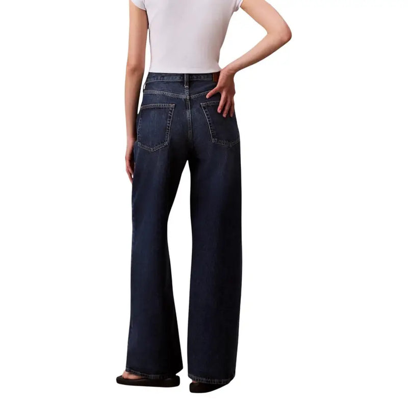Calvin Klein Bordeauxfarbene, dunkelblaue High-Waist-Jeans mit weitem Bein, Rückansicht