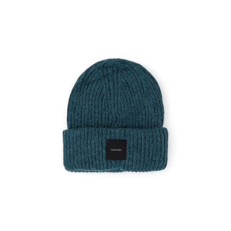 Calvin Klein Herren-Wollmütze aus türkisfarbenem Rippstrick mit umgeschlagenem Bündchen und schwarzem Logo-Patch, Vorderansicht
