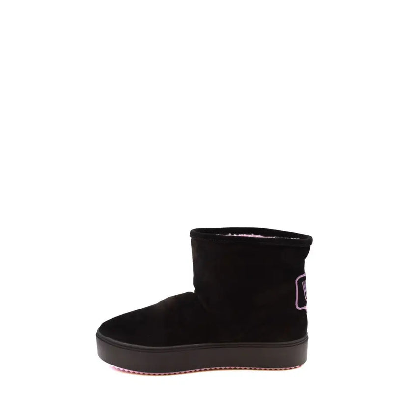 Schwarze Wildleder-Ankle-Boots von Chiara Ferragni mit weichem rosa Futter und dezentem lila Logo-Detail an der Seite