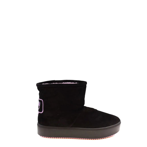 Schwarze Wildleder-Ankle-Boots von Chiara Ferragni für Damen mit weichem, rosafarbenem Innenfutter und dezentem, lilafarbenem Logo-Detail an der Seite.