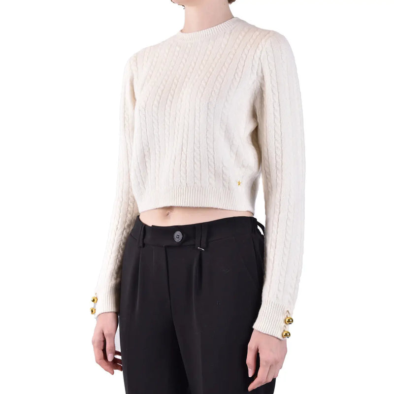 Cremefarbener, kurzer Zopfstrickpullover aus Wolle mit goldfarbenen Knopfmanschetten von Chiara Ferragni, Damen-Strickmode in Weiß