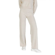 Cremefarbene, weit geschnittene Choral Damen-Strickhose aus Viskosemischung mit weicher, lockerer Passform für Herbst und Winter