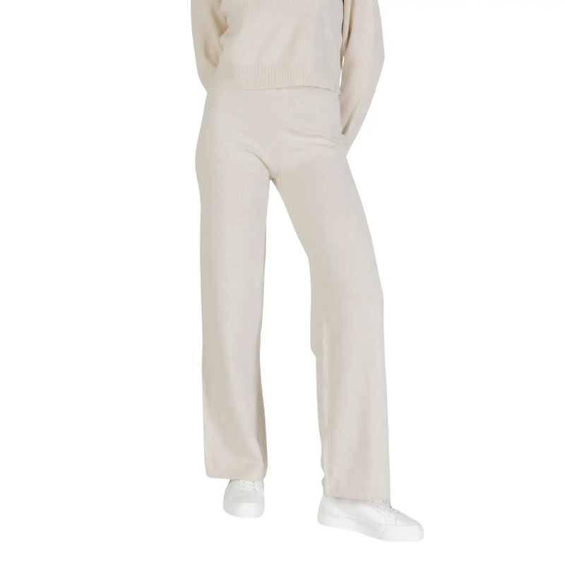 Cremefarbene, weit geschnittene Choral Damen-Strickhose aus Viskosemischung mit weicher, lockerer Passform für Herbst und Winter