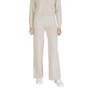 Beige Strickhose mit weitem Bein aus weich fließendem Viskosemischgewebe und minimalistischem Design für Herbst und Winter