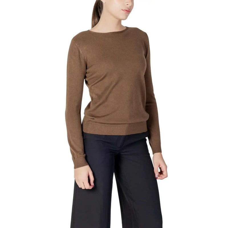Ein eleganter, langärmeliger, brauner Strickpullover von Choral für Damen aus Viskosemischgewebe mit Rundhalsausschnitt und gerippten Bündchen.