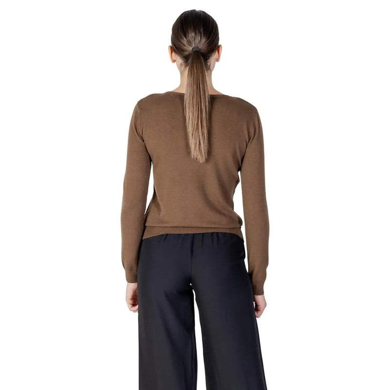 Ein eleganter, brauner, langärmeliger Damen-Strickpullover mit Rundhalsausschnitt aus Viskosemischung und geripptem Saum