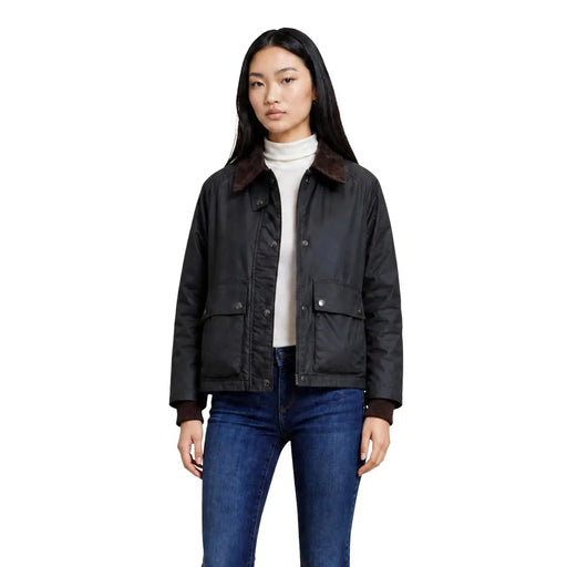 Schwarze, gewachste Baumwoll-Feldjacke mit braunem Shearling-Kragen und -Manschetten, von vorne gezeigt, im Stil eines grünen Baumwollblazers für Chorfrauen.