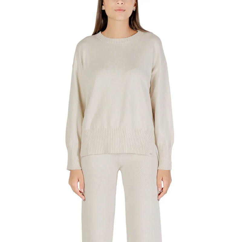 Cremefarbener, langärmeliger Strickpullover mit gerippten Bündchen und Saum aus der beigen Rundhals-Kollektion für Damenstrickwaren von Choral.