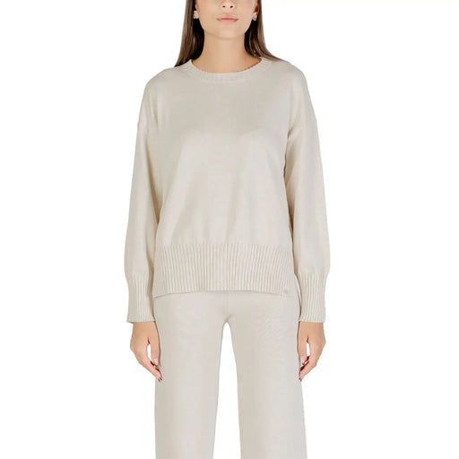 Cremefarbener, langärmeliger Strickpullover mit gerippten Bündchen und Saum aus der beigen Rundhals-Kollektion für Damenstrickwaren von Choral.