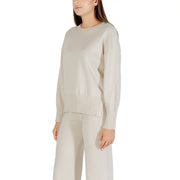 Damen-Strickpullover von Choral, beige, Rundhalsausschnitt, cremefarben, langärmelig mit gerippten Bündchen und Saum.