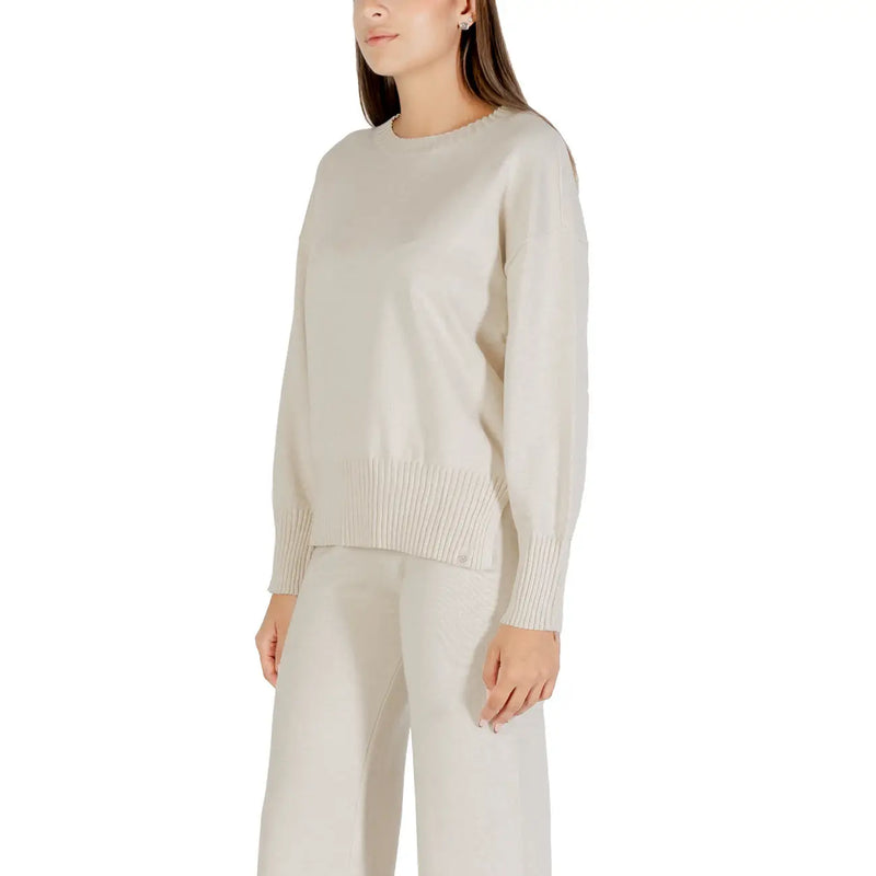 Damen-Strickpullover von Choral, beige, Rundhalsausschnitt, cremefarben, langärmelig mit gerippten Bündchen und Saum.
