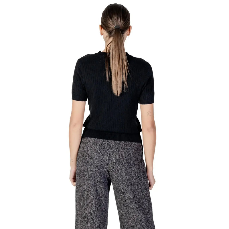 Schwarzes, geripptes Kurzarm-Strickshirt top mit Rundhalsausschnitt aus der Choral Damenstrickkollektion