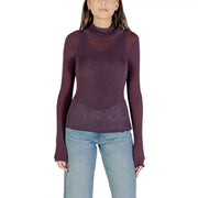 Ein durchsichtiger, tiefvioletter Kaschmir-Rollkragenpullover mit langen Ärmeln, taillierter Silhouette und dezenter Raffung am Ausschnitt