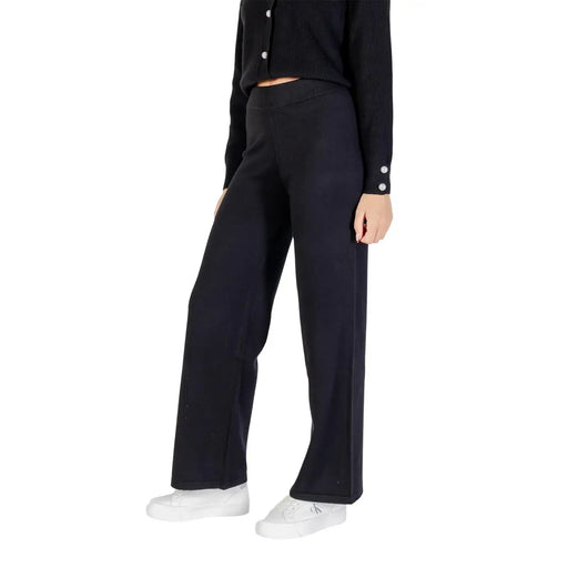 Schwarze, weit geschnittene Choral-Damenhose aus Viskosemischung mit glattem Stretchmaterial und dezenten Seitennähten für Herbst und Winter