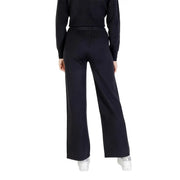 Schwarze, weit geschnittene Chorhose für Damen aus Viskosemischung, kombiniert mit geripptem Strickpullover top mit eleganter Silhouette für Herbst und Winter