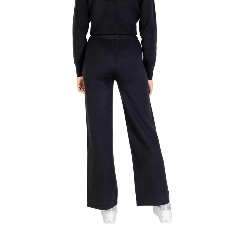 Schwarze, weit geschnittene Chorhose für Damen aus Viskosemischung, kombiniert mit geripptem Strickpullover top mit eleganter Silhouette für Herbst und Winter