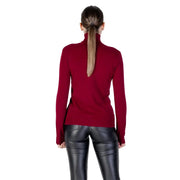 Ein hochgeschlossener Pullover aus einem satten Burgunderrot-Viskose-Mischgewebe mit langen Ärmeln und glatter, figurbetonter Strickstruktur.