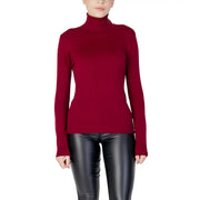 Ein eleganter, tiefroter bordeauxfarbener Rollkragenpullover mit langen Ärmeln und glatter Strickstruktur aus Viskosemischgewebe.