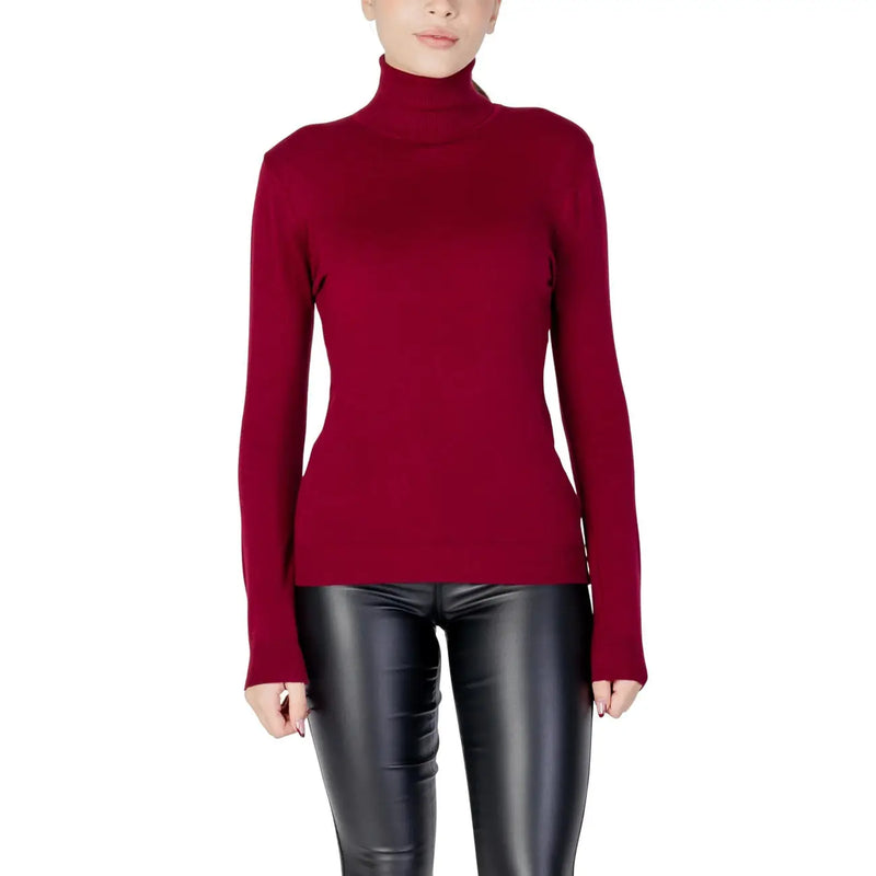 Ein eleganter, tiefroter bordeauxfarbener Rollkragenpullover mit langen Ärmeln und glatter Strickstruktur aus Viskosemischgewebe.