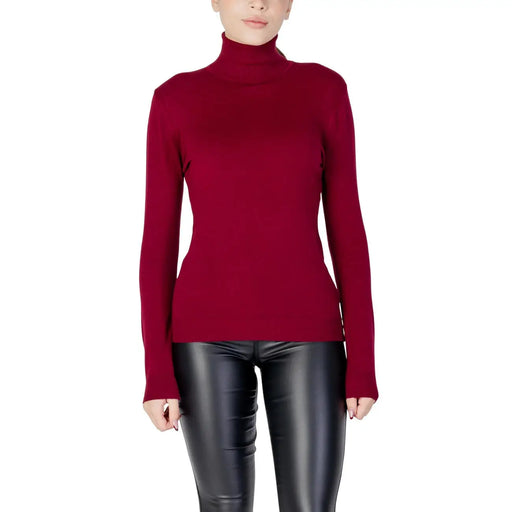 Ein eleganter, tiefroter bordeauxfarbener Rollkragenpullover mit langen Ärmeln und glatter Strickstruktur aus Viskosemischgewebe.