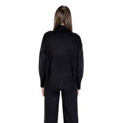 Schwarzer Damen-Rollkragenpullover mit gerippten Bündchen und Saum, der für Wärme und Stil sorgt.