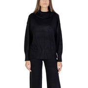 Schwarzer Strickpullover von Choral für Damen mit Rollkragen, Rippstrickdetails an Halsausschnitt, Bündchen und Saum.