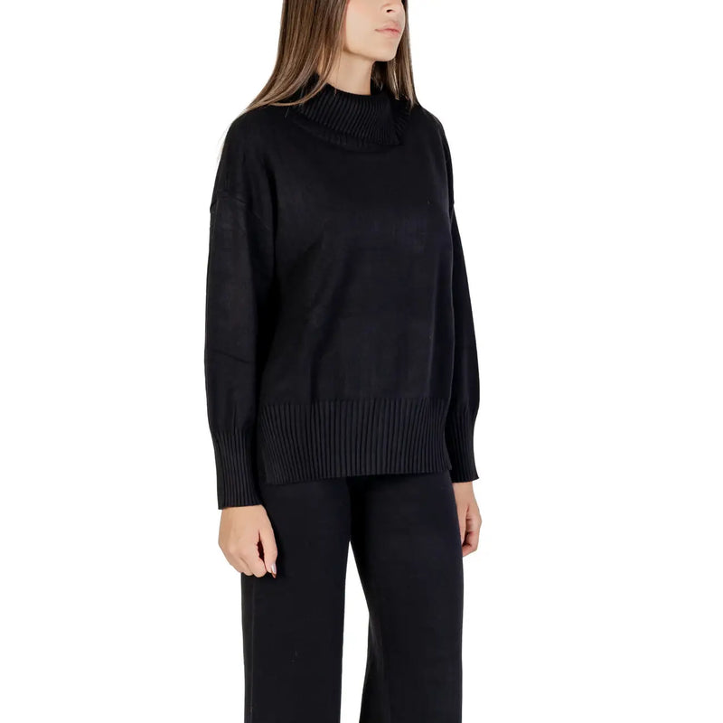 Schwarzer, gerippter Rollkragenpullover von Choral für Damen mit langen Ärmeln und leicht lockerer Passform