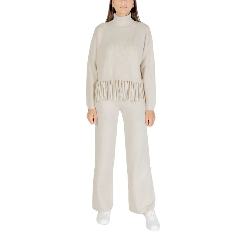 Beigefarbener Damen-Rollkragenpullover von Choral mit Fransen am Saum aus Viskosemischung – ideal für stilvolle Wärme.