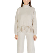 Beigefarbener, gerippter Rollkragenpullover mit Fransen am Saum aus Viskosemischung aus der weißen Damenkollektion von Choral.