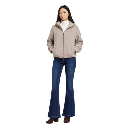 Beige Fleecejacke mit Reißverschluss, Kapuze und Rippbündchen, passend zum beigefarbenen Rollkragenblazer aus Wollmischung von Choral Women.