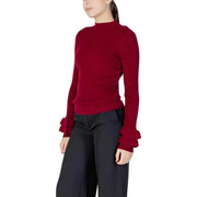 Ein satter, burgunderroter Rippstrickpullover mit Rüschenbündchen aus Viskosemischung von Choral Damenstrickwaren