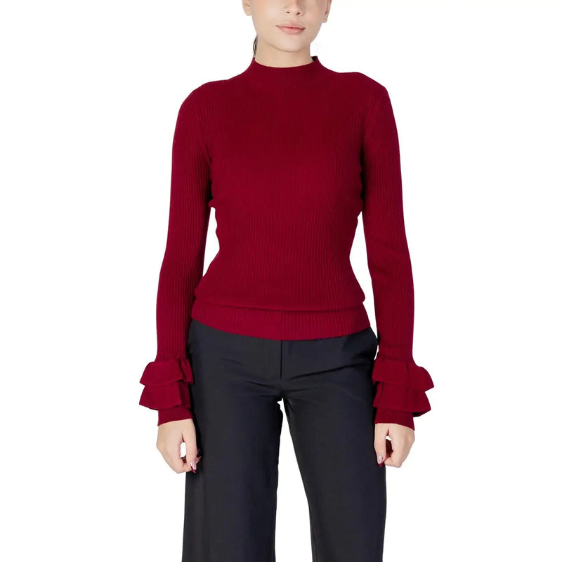 Ein satter, burgunderroter Rippstrickpullover mit ausgestellten Rüschenbündchen, hohem Kragen und Viskosemischung von Choral Damenstrickmode