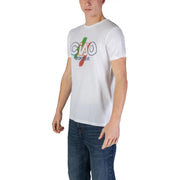 Weißes Herren-T-Shirt aus Baumwolle mit Rundhalsausschnitt und farbenfrohem Ciao-Sportswear-Aufdruck mit grünen, weißen und roten Pinselstrichakzenten.