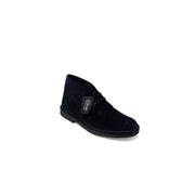 Schwarzer Clarks-Wildlederstiefel mit schwarzen Schnürsenkeln und genähter Sohle, erhältlich in der Produktreihe „Clarks Herren-Schnürschuhe aus blauem Leder“.