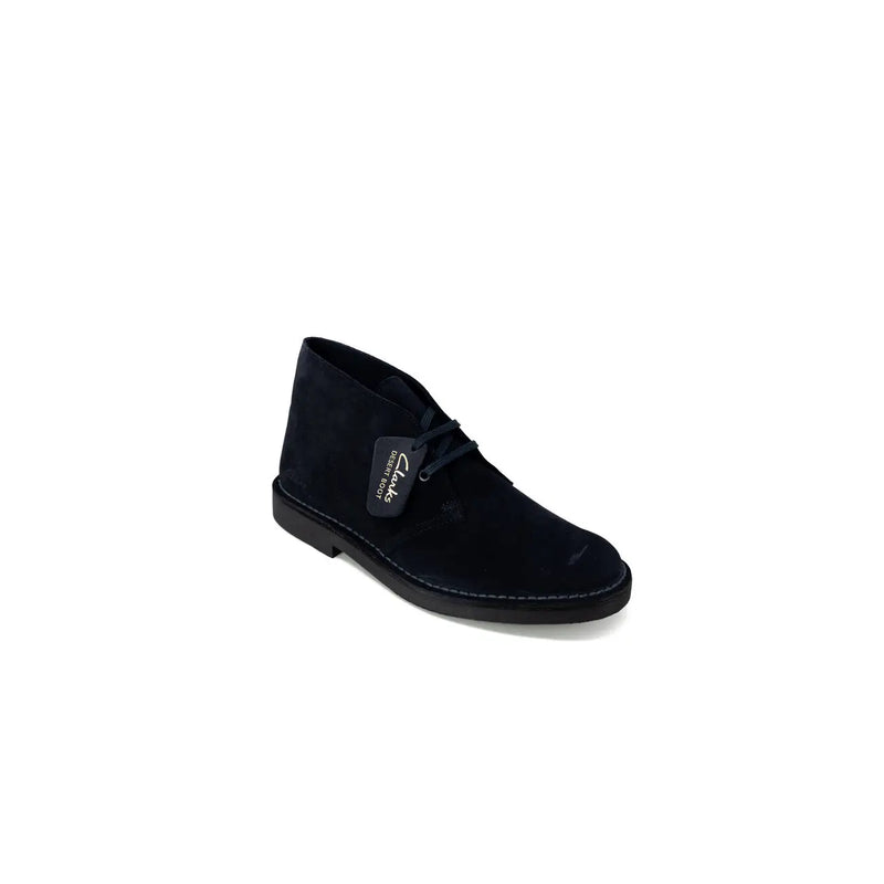 Schwarzer Clarks-Wildlederstiefel mit schwarzen Schnürsenkeln und genähter Sohle, erhältlich in der Produktreihe „Clarks Herren-Schnürschuhe aus blauem Leder“.
