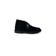 Schwarzer Wildleder-Clarks-Desert-Boot im klassischen Chukka-Design mit Ziernähten, ein Produkt von Clarks für Herren aus blauem Leder mit Schnürung.