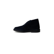Schwarzer Wildleder-Desert-Boot mit flacher Gummisohle und kontrastierenden Nähten aus der Clarks Herren-Kollektion blauer Lederschnürschuhe