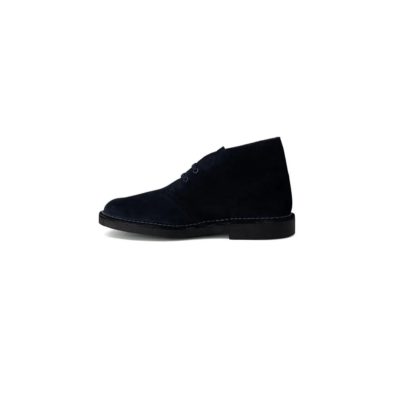 Schwarzer Wildleder-Desert-Boot mit flacher Gummisohle und kontrastierenden Nähten aus der Clarks Herren-Kollektion blauer Lederschnürschuhe