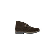 Dunkelbraune Clarks Desert Boots aus Wildleder im klassischen Chukka-Design mit kontrastierenden Ziernähten für Herren